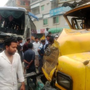 ট্রাকের সঙ্গে সংঘর্ষে প্রাণ গেলো বাসের চালক ও হেলপারের