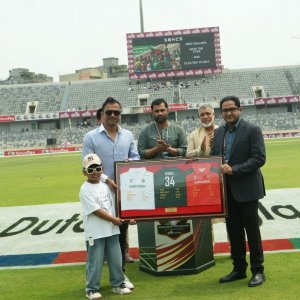 বিসিবির সম্মাননার দিনে বাবা-মাকে স্মরণ করলেন রুবেল