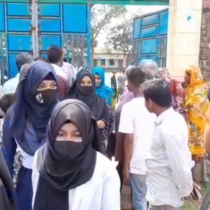 প্রবেশপত্র না পেয়ে রাতে সড়ক অবরোধ, সকালে যেভাবে পরীক্ষা দিলো ৭০ শিক্ষার্থী