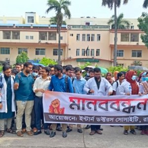 রাজশাহী মেডিক্যালে ইন্টার্ন চিকিৎসকদের নিরাপত্তা দাবিতে কর্মবিরতি