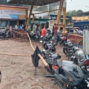 রংপুরে ঘণ্টার পর ঘণ্টা লাইনে থেকেও মিলছে না তেল