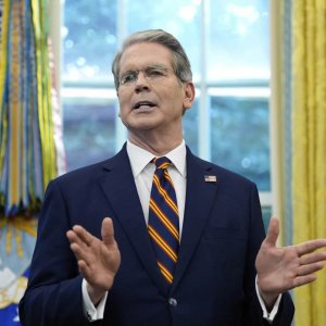 ইরানি ও রুশ তেলের নিষেধাজ্ঞায় ছাড়ের মেয়াদ বাড়ালো যুক্তরাষ্ট্র