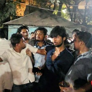 শাহবাগে সাংবাদিক ও ডাকসু নেতাদের ওপর হামলা  