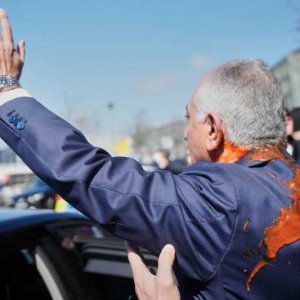 ইরানের নির্বাসিত যুবরাজ রেজা পাহলভির গায়ে লাল তরল নিক্ষেপ