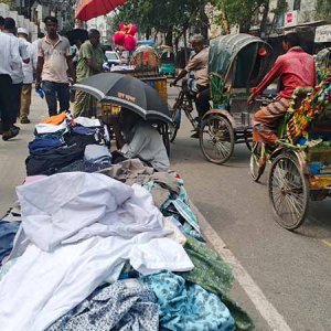 বইছে তাপপ্রবাহ, রোদে পুড়েই চলছে জীবিকার লড়াই