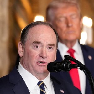 ইরানের সঙ্গে যুদ্ধের মধ্যেই দায়িত্ব ছাড়লেন মার্কিন নৌবাহিনীর আরেক কর্মকর্তা