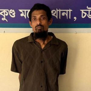 জঙ্গল সলিমপুরে অস্ত্রসহ শীর্ষ সন্ত্রাসী গ্রেফতার