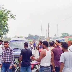 ‘ফুয়েল কার্ড’ ছাড়া তেল না দেওয়ায় মহাসড়ক অবরোধ, বিক্ষোভ