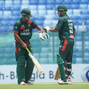 শুরুতে মোস্তাফিজের আঘাত