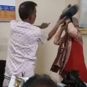 কলেজে ঢুকে শিক্ষিকাকে জুতা দিয়ে পেটালেন বিএনপি নেতা