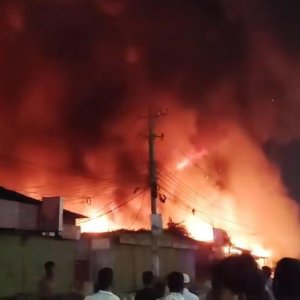 নারায়ণগঞ্জে ঝুটের গুদামে আগুন