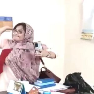 যে কারণে বিএনপিকর্মীকে প্রথমে থাপ্পড় দিয়েছিলেন সেই নারী শিক্ষক!