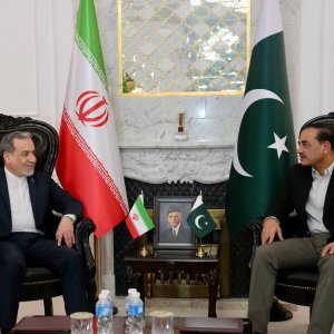 পাকিস্তানি সেনাপ্রধানের সঙ্গে ইরানের পররাষ্ট্রমন্ত্রীর বৈঠক