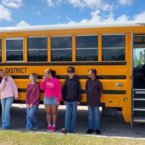 চালক অচেতন: স্টিয়ারিং ধরলো ১২ বছরের শিক্ষার্থীরা, রক্ষা পেলো বাসের সবাই