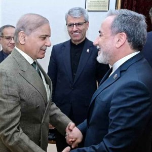 দূত পাঠাচ্ছেন না ট্রাম্প, তবু ওমান থেকে পাকিস্তানে আরাঘচি