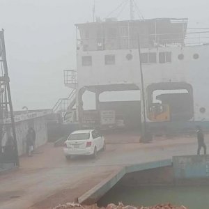 দৌলতদিয়া-পাটুরিয়ায় ফেরি চলাচল বন্ধ