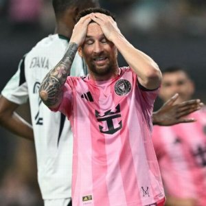 নতুন স্টেডিয়ামে মেসিদের আবারও হোঁচট