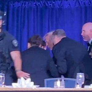 ‘গুলির শব্দে’ ডিনার ভণ্ডুল, সরিয়ে নেওয়া হলো ট্রাম্পকে