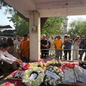 আলোকচিত্রী রঘু রাইয়ের প্রতি বাংলাদেশ হাইকমিশনার রিয়াজ হামিদুল্লাহর শেষ শ্রদ্ধা