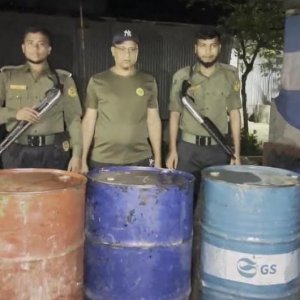 ধামরাইয়ে অবৈধভাবে মজুত করা ৬০০ লিটার ডিজেল জব্দ