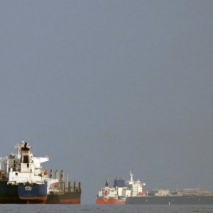 মার্কিন অবরোধ ফাঁকি দিয়ে বিপুল পরিমাণ তেল রফতানি ইরানের