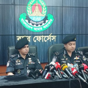 চলন্ত অটোরিকশা থেকে ফেলে হত্যা করে ছিনতাইকারীরা 