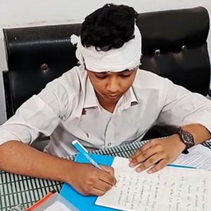 পাখা খুলে পড়লো এসএসসি পরীক্ষার্থীর ওপর, মাথায় ব্যান্ডেজ দিয়ে পরীক্ষা