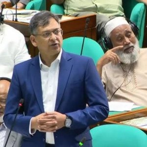 মুক্তিযুদ্ধের ইতিহাস নিয়ে জাতিকে বিভক্ত না করার আহ্বান স্বরাষ্ট্রমন্ত্রীর