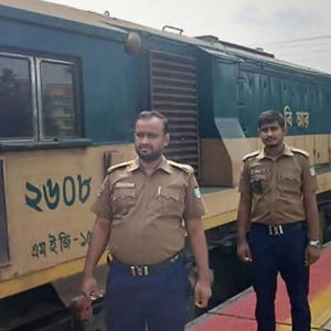 ফেনীতে চট্টলা এক্সপ্রেসের ইঞ্জিনে আগুন