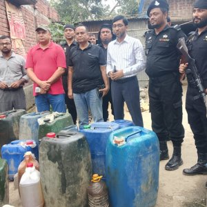 গোদাগাড়ীতে অবৈধভাবে মজুত জ্বালানি তেল জব্দ