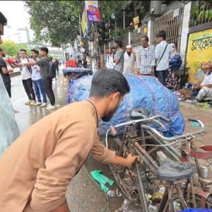 ঢাকা কলেজের সামনে শিক্ষার্থীদের ‘উচ্ছেদ অভিযান’ 
