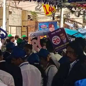 বৈরী আবহাওয়ার মধ্যে চলছে ঢাকা আইনজীবী সমিতির ভোটগ্রহণ