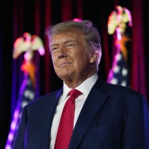 ইরান অবরোধ দীর্ঘমেয়াদি করার পথে ট্রাম্প