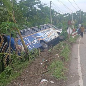 নিয়ন্ত্রণ হারিয়ে উল্টে খাদে পড়লো বাস, ১০ যাত্রী আহত 