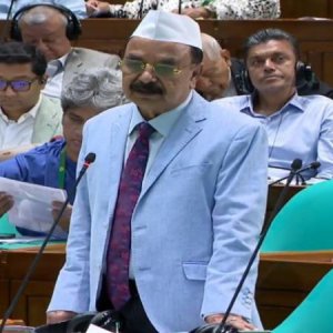 প্রতিবেশীর সঙ্গে বন্ধুত্ব হবে, ‘স্বামী-স্ত্রীর সম্পর্ক’ নয়: গয়েশ্বর রায়  