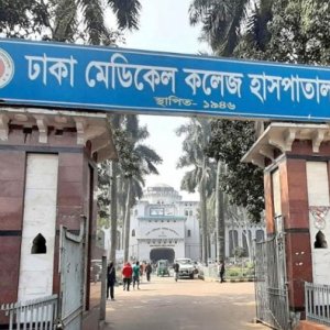 আগারগাঁওয়ে গৃহবধূকে কুপিয়ে টাকা ও মোবাইল ছিনতাই
