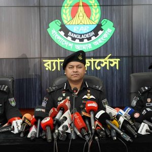 র‍্যাব-পুলিশ পরিচয়ে ডাকাতির প্রস্তুতি: অস্ত্রসহ গ্রেফতার ২
