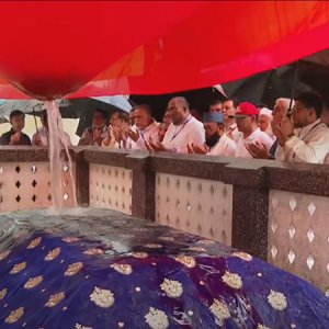 শাহজালালের (র.) কবর জিয়ারত করলেন প্রধানমন্ত্রী