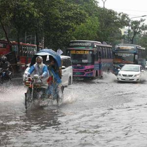 মুষলধারে বৃষ্টিতে রাজধানীতে জলাবদ্ধতা  