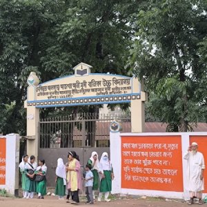 বাবার মোটরসাইকেল থেকে শিশুটি পড়লো কাভার্ডভ্যানের চাকার নিচে