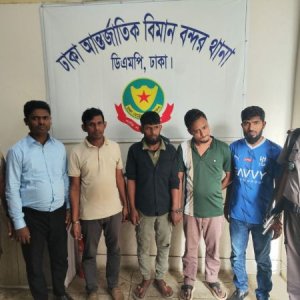 পণ্য বোঝাই কাভার্ড ভ্যানে ডাকাতি, গ্রেফতার ৫
