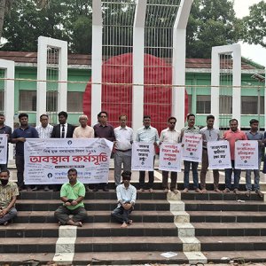 সাতক্ষীরায় মানববন্ধন, কারাবন্দি সাংবাদিকদের মুক্তির দাবি