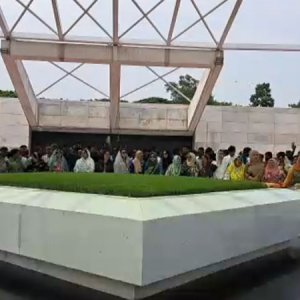 জিয়া ও খালেদা জিয়ার সমাধিতে সংরক্ষিত নারী এমপিদের শ্রদ্ধা