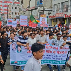 নোয়াখালীতে পদবঞ্চিত ছাত্রদল নেতাকর্মীদের বিক্ষোভ ও সড়ক অবরোধ