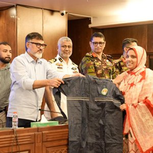 আড়াই হাজার পরিচ্ছন্নতাকর্মীকে রেইনকোট দিলো ডিএনসিসি