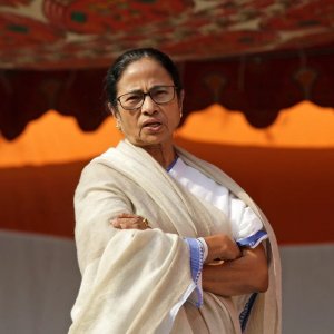 তৃণমূল নেতাকর্মীদের ভোট গণনাকেন্দ্র না ছাড়ার আহ্বান মমতার