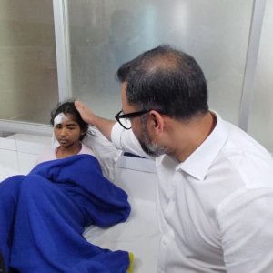দুর্ঘটনার শিকার ‘নতুন কুঁড়ি’র খুদে ফুটবলারের পাশে ক্রীড়া প্রতিমন্ত্রী