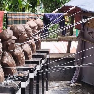 সাত বীরশ্রেষ্ঠের ভাস্কর্যের ‘গলায় দড়ি’ বেঁধে স্টল