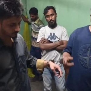 পুলিশের সাবেক সদস্যের বাড়িতে লুটপাট, আটক ৫ জনকে ছিনিয়ে নিলো সহযোগীরা