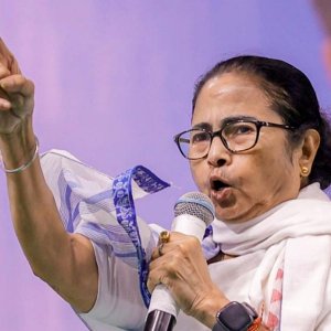 মমতার নিযুক্ত আমলাদের অফিসে প্রবেশে নিষেধাজ্ঞা